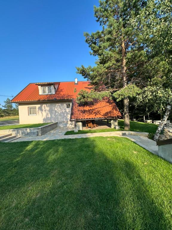 Garður fyrir utan Forest House Divcibare
