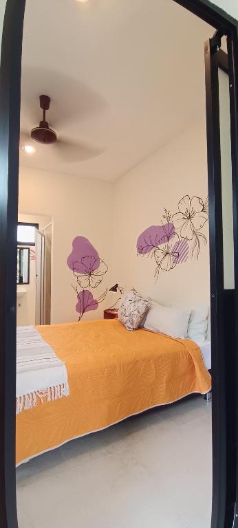Llit o llits en una habitació de VALLADOLID 48 Hotel & Hostal