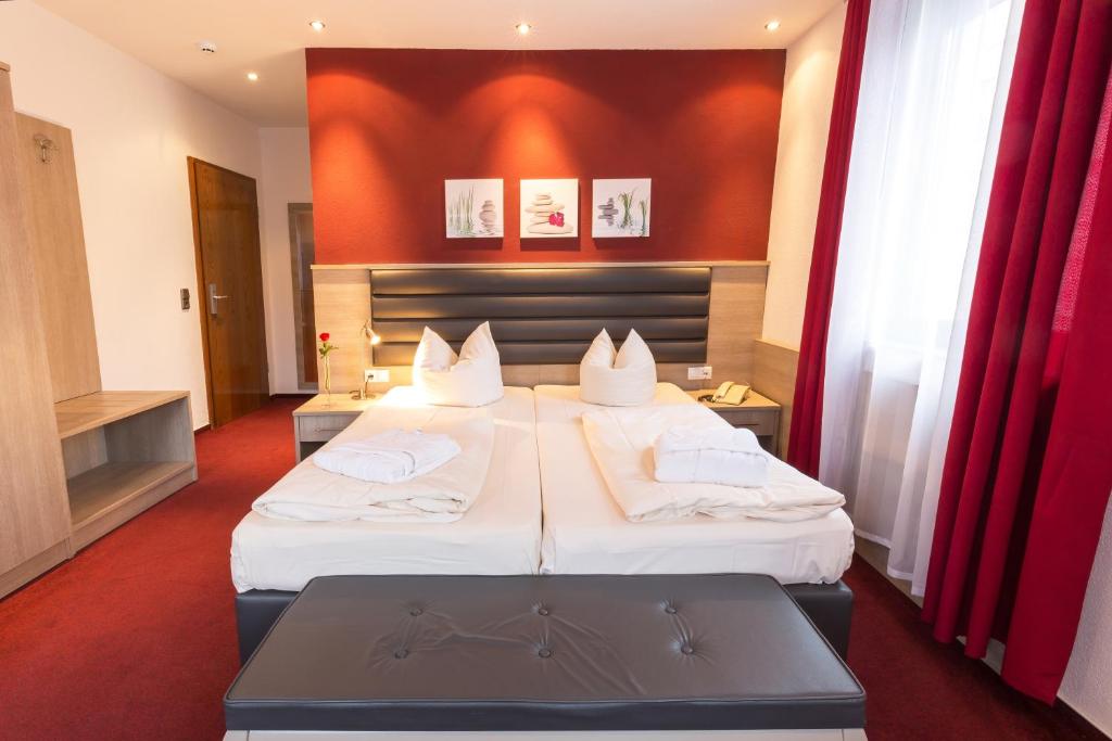 Postel nebo postele na pokoji v ubytování Bavaria Hotel Münchner Hof Superior