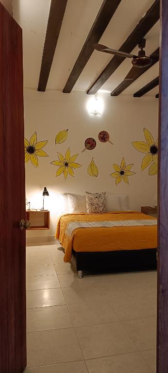 Llit o llits en una habitació de VALLADOLID 48 Hotel & Hostal