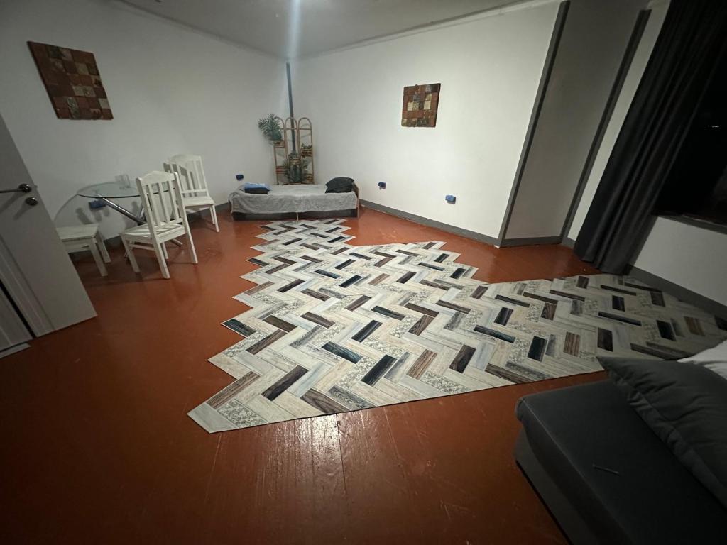 シュチュチンスクにあるLacus BOROの敷物のあるリビングルーム