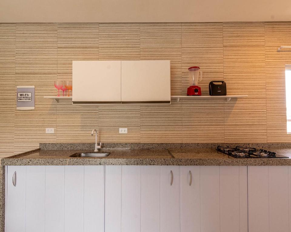 Kuchyň nebo kuchyňský kout v ubytování Flats Mar'Bella Seu Refúgio no CARIBE BRASILEIRO 100M Praia Maragogi com Varanda, WiFi, ArCond, Cozinha e ESTACIONAMENTO