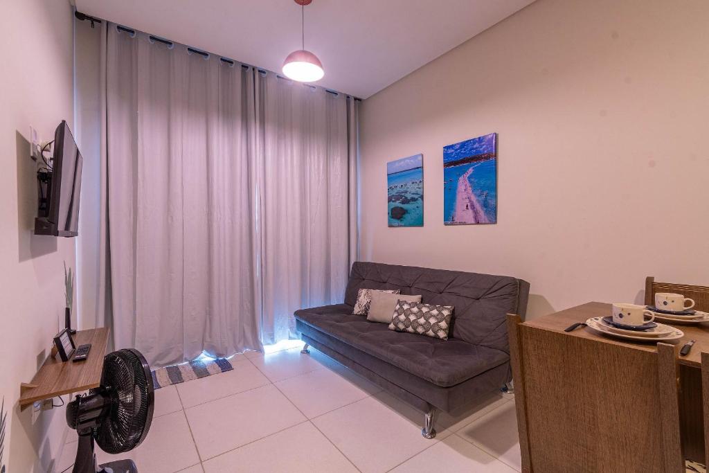 TV a/nebo společenská místnost v ubytování Flats Mar'Bella Seu Refúgio no CARIBE BRASILEIRO 100M Praia Maragogi com Varanda, WiFi, ArCond, Cozinha e ESTACIONAMENTO