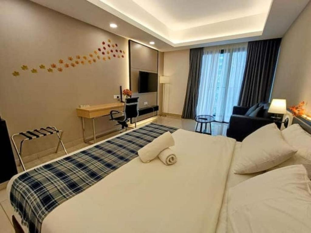 云顶高原HomeStudio 3 Pax at Ion Delemen, Genting Highlands的配有一张大床和一张书桌的酒店房间