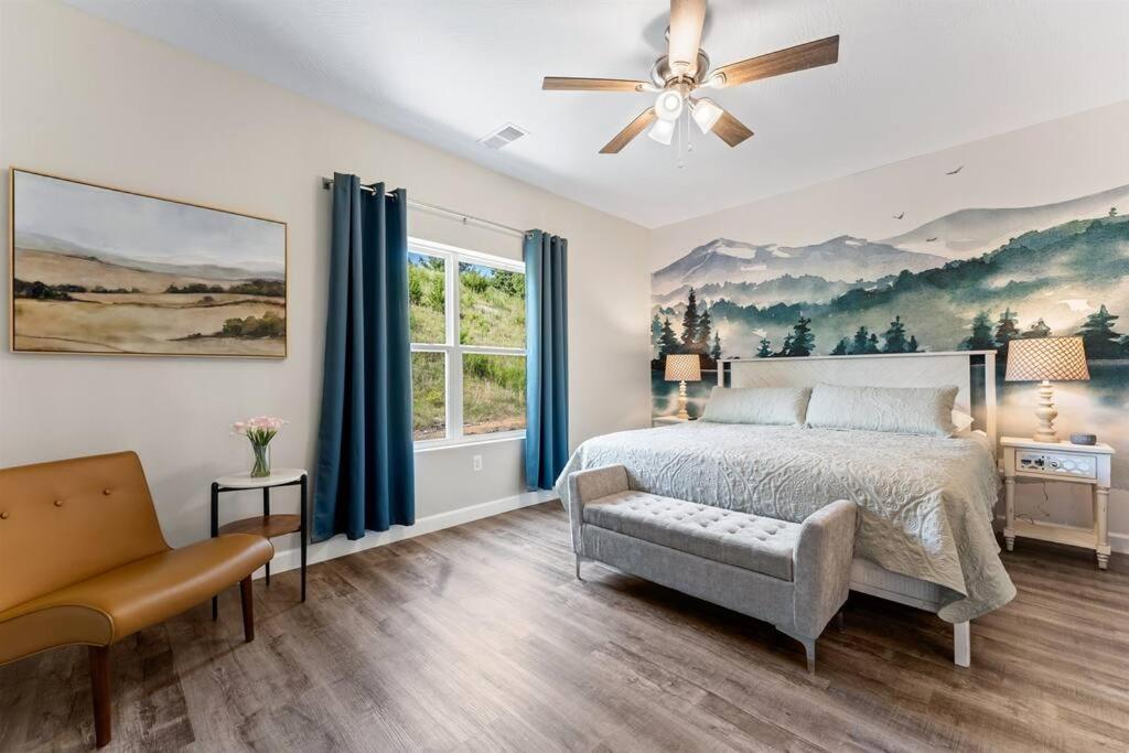 um quarto com uma cama e um ventilador de teto em Branson Seasons Luxury Condo Pets Pool Grill Game Room Balcony em Branson