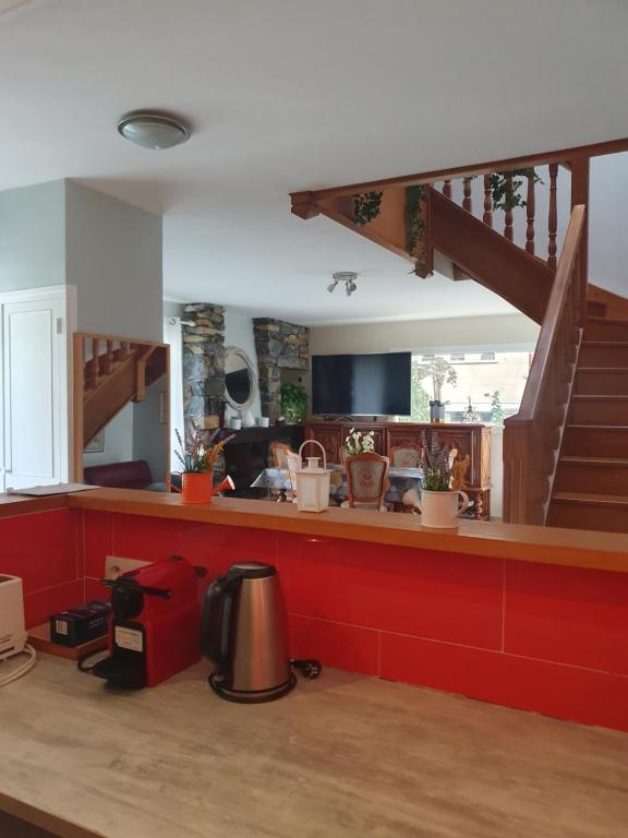 une cuisine avec un comptoir et un salon dans l'établissement Luchon Belle maison de vacances, à Montauban-de-Luchon