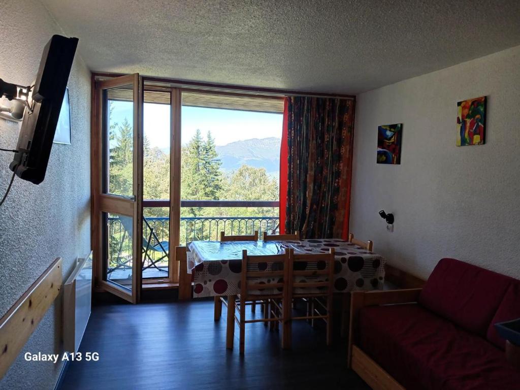 un salon avec une table et une grande fenêtre dans l'établissement Résidence Pierra Menta - Studio 5 personnes proche des pistes et des commerces dans le village du Charvet à Arc 1800 MAE-2197, à Arc 1800