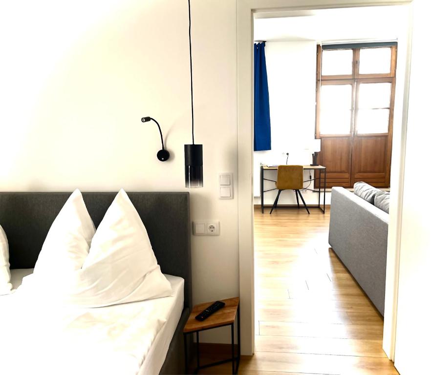 Postel nebo postele na pokoji v ubytování Hotel Zum Goldenen Hirschen