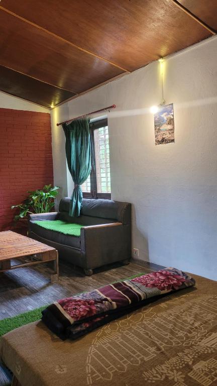 Postel nebo postele na pokoji v ubytování Karunamaya Hotel