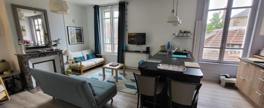 - un salon avec un bureau et un ordinateur dans l'établissement Appartement Cosy hyper centre Villers, à Villers-sur-Mer