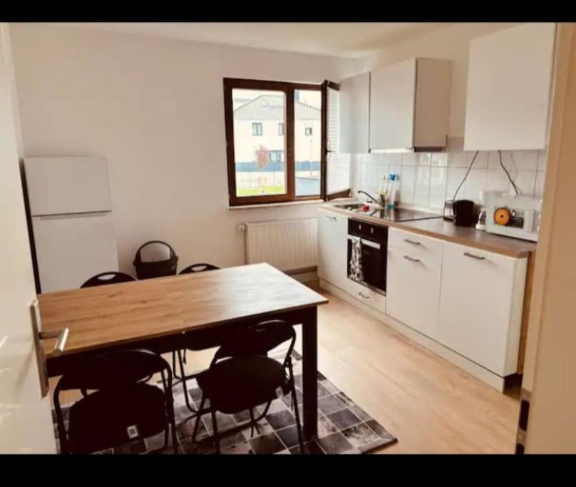 Kuchyň nebo kuchyňský kout v ubytování Geräumige 3-Zimmer-Wohnung