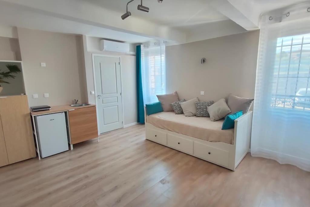 un salon avec un canapé et une cuisine dans l'établissement Studio douillet à Grasse, à Grasse