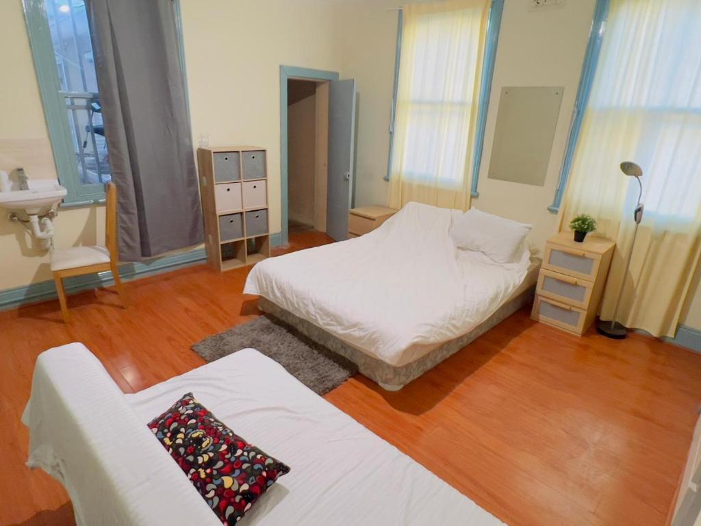 Una cama o camas en una habitación de Best in Abbotsford 01