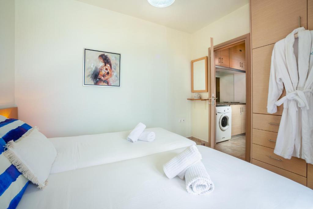 Posteľ alebo postele v izbe v ubytovaní Elounda Sunrise Villa