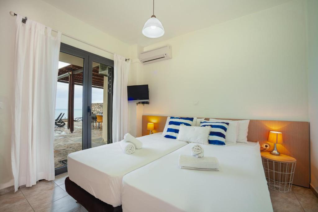 Posteľ alebo postele v izbe v ubytovaní Elounda Sunrise Villa