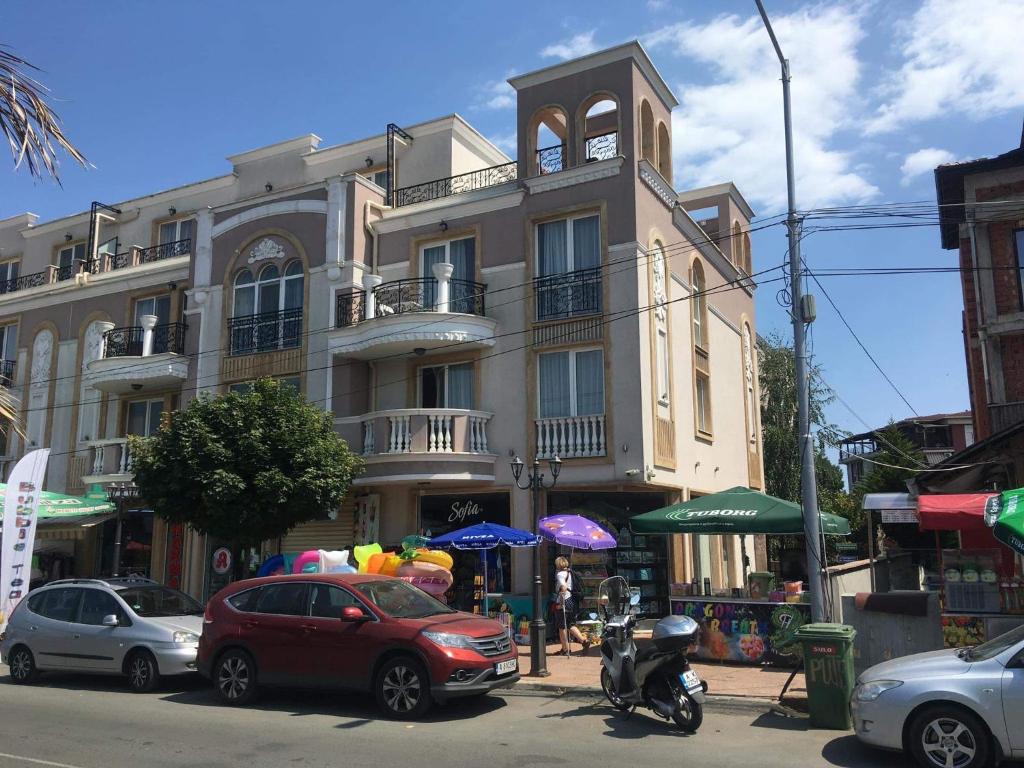 Un edificio con una motocicleta estacionada enfrente. en Vase Apartments, en Ravda