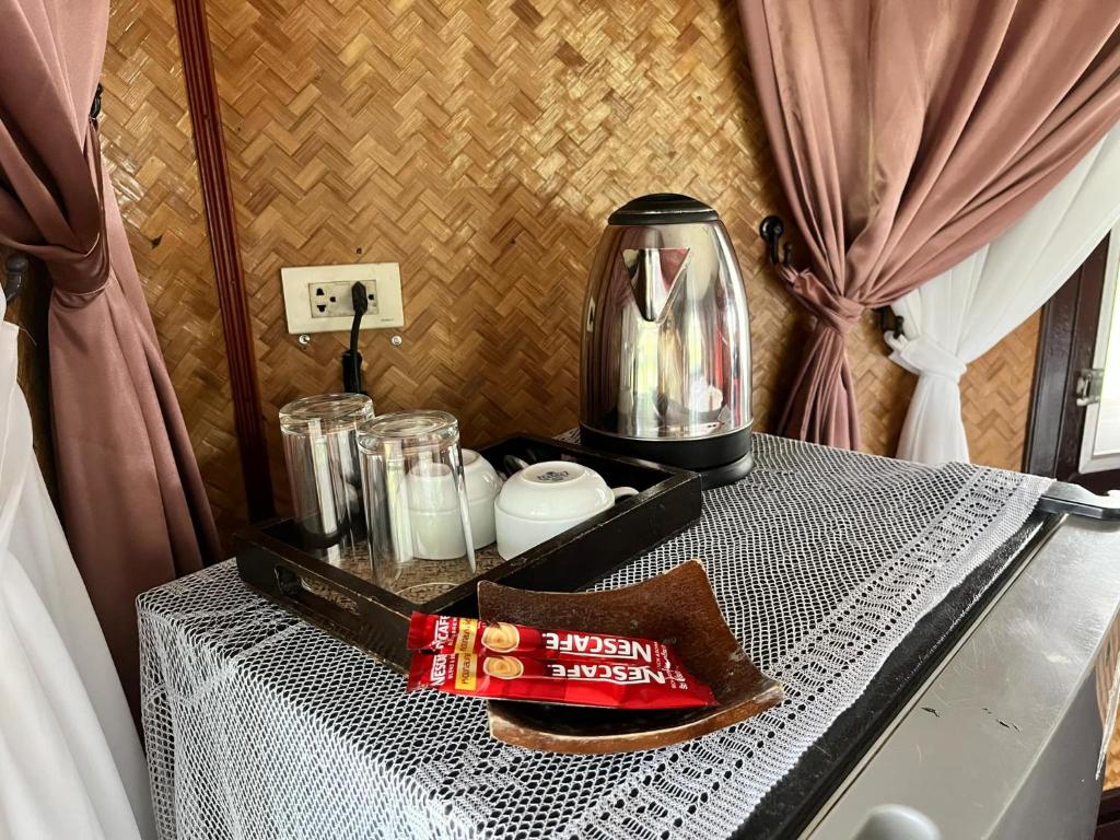 Příslušenství pro přípravu čaje a kávy v ubytování Kinnaree Resort Koh Kood