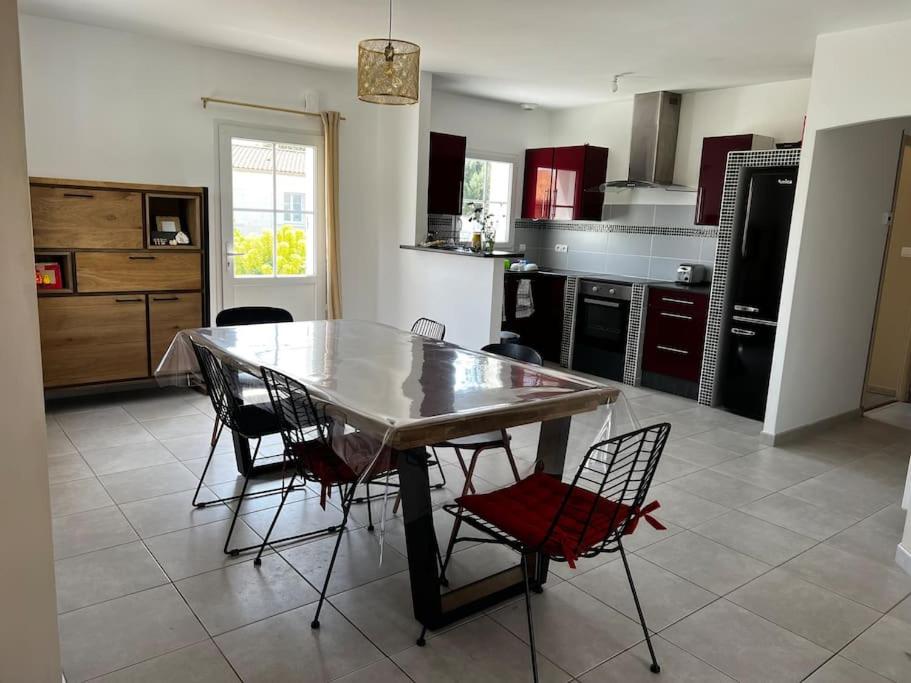 una cucina con un tavolo e sedie in una stanza di Maison d'Évasion entre Plage et Forêt - Charme et Confort à Deux Pas de l'Océan a Saint-Vincent-sur-Jard
