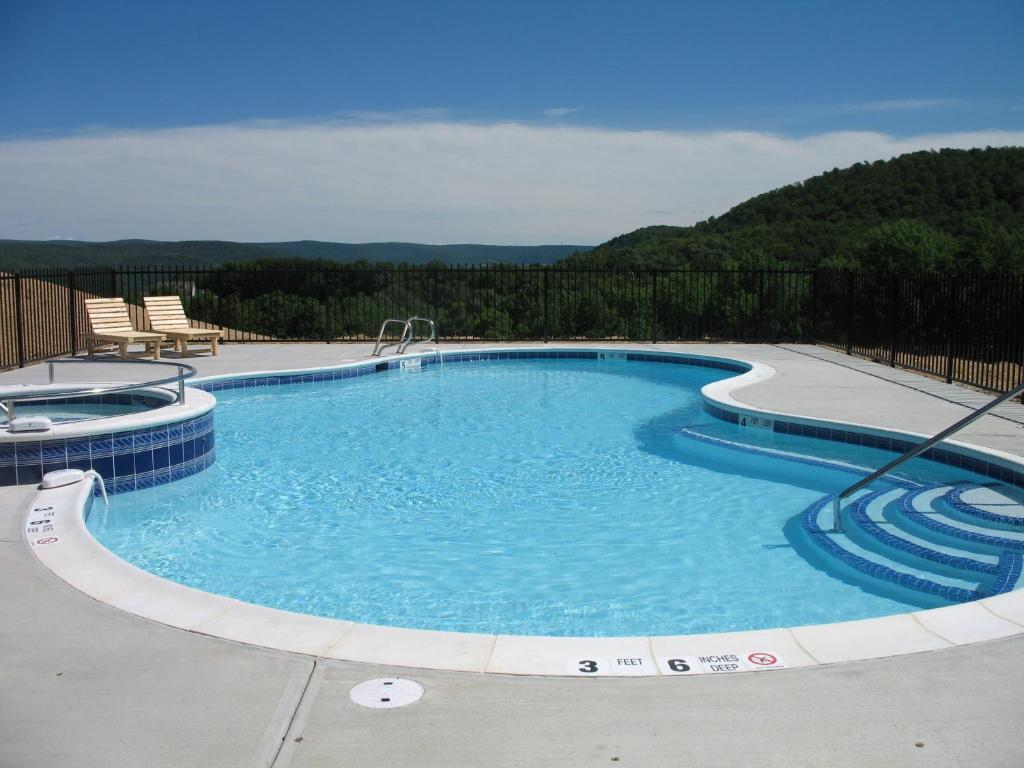 Bazén v ubytování August Lodge Cooperstown nebo v jeho okolí
