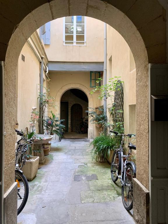 une arche avec des vélos garés à l'extérieur d'un bâtiment dans l'établissement Pic Saint View Grand Corum, à Montpellier