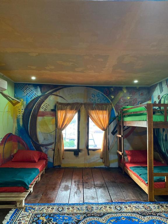 Palanda nebo palandy na pokoji v ubytování Evergreen Lodge