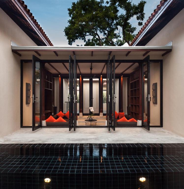 Bazén v ubytování Anantasila Beach Resort Hua Hin nebo v jeho okolí