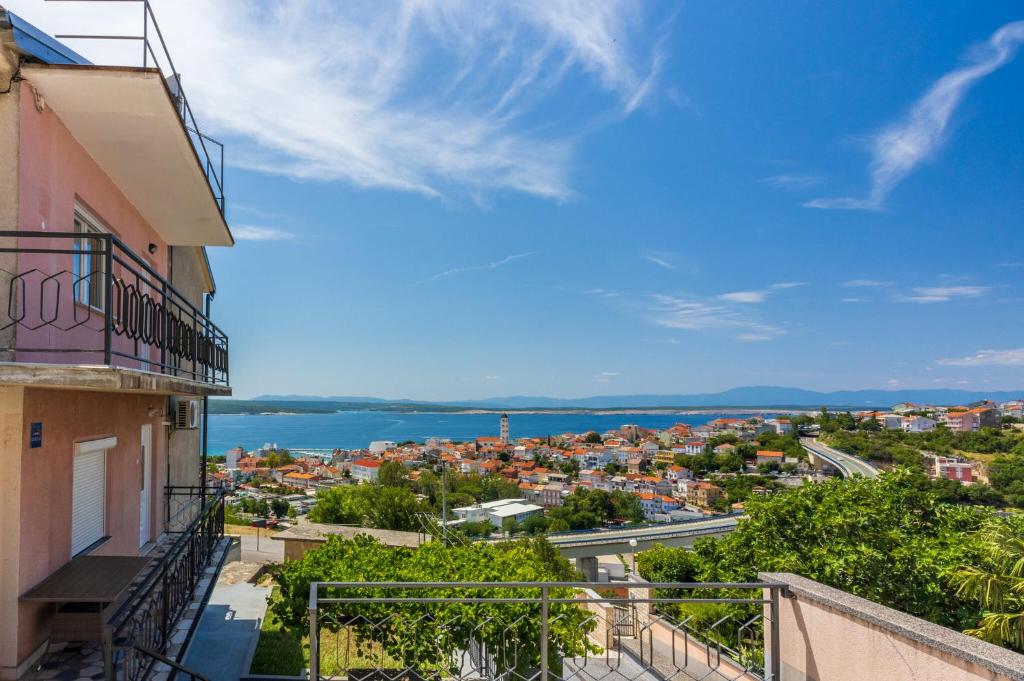 einen Balkon mit Stadtblick in der Unterkunft Tonka Roberta 2 in Crikvenica