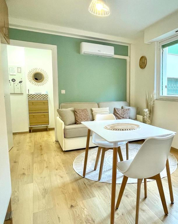 un salon avec une table et un canapé dans l'établissement Cas'Azur, à Menton