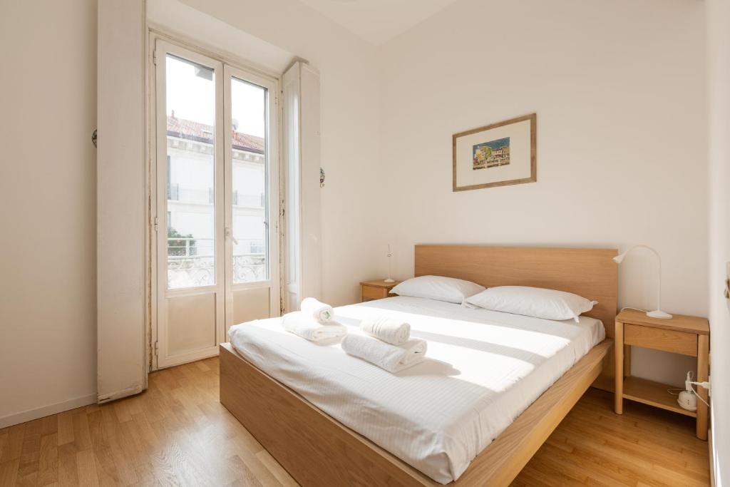GuestHost - Garibaldi & Isola District Functional Apartment