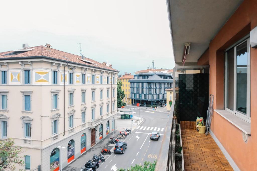 une vue d'une rue de la ville depuis un bâtiment dans l'établissement Flora Inn, Paglia 2 - Nel cuore del centro città, à Bergame