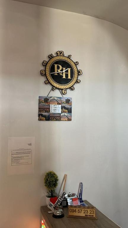 Certifikát, hodnocení, plakát nebo jiný dokument vystavený v ubytování Red House