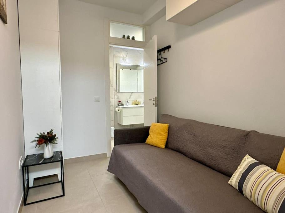 Posezení v ubytování New renovated appartment with beautiful view on cliffs and sea