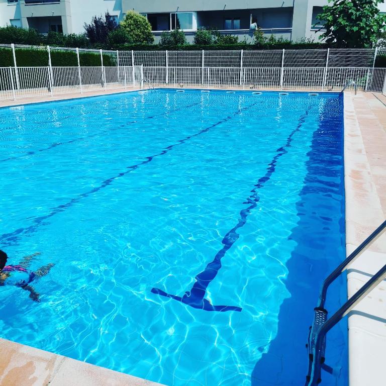 une personne se baignant dans une piscine dans l'établissement Maison de standing climatisée, à Lattes