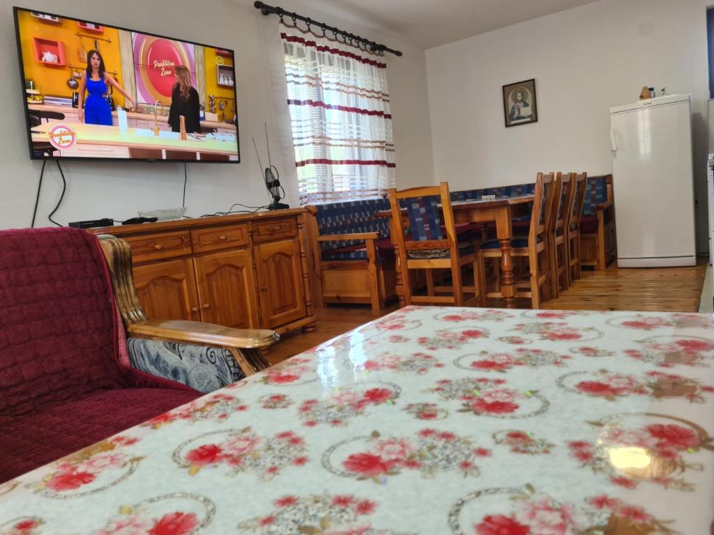 TV a/nebo společenská místnost v ubytování Apartments And Rooms Gold