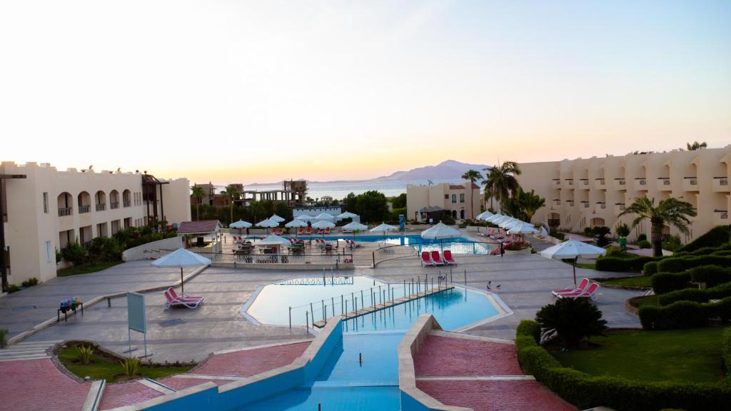 Bazén v ubytování Ivy Cyrene Sharm Resort Adults Friendly Plus 13 nebo v jeho okolí