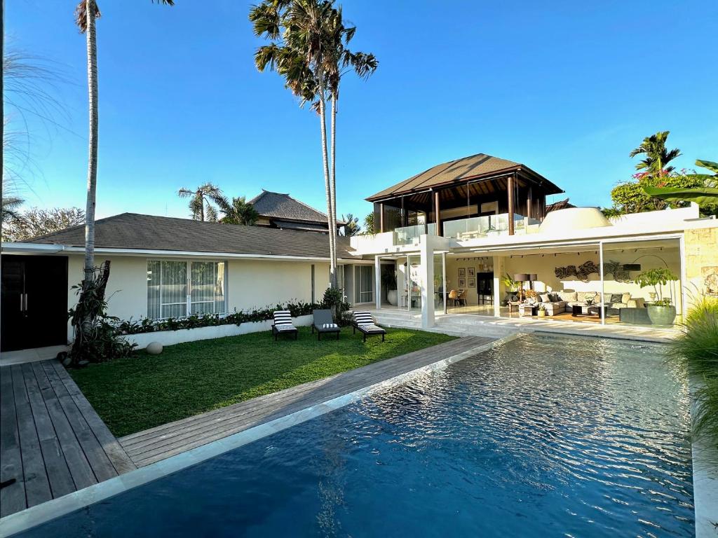 una casa con piscina delante de una casa en VILLA CELAVI 15, en Kerobokan