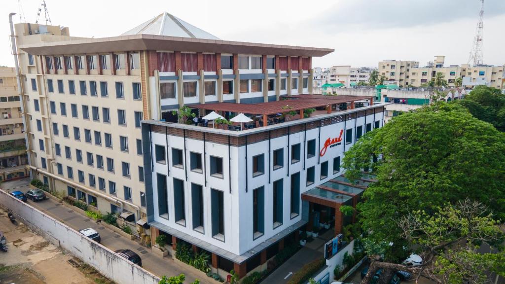una vista aérea de un edificio en una ciudad en Grand Kakinada by GRT Hotels, en Kākināda