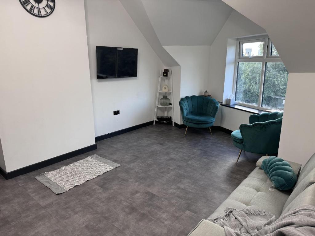 a living room with a couch and a tv at City Apartment Sleeps 5 with Parking in Manchester