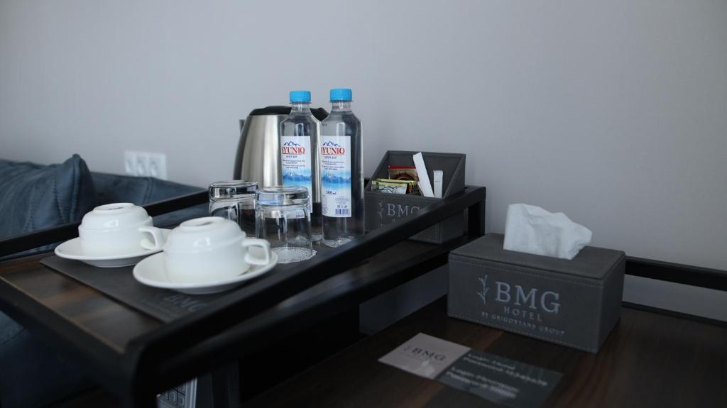 Příslušenství pro přípravu čaje a kávy v ubytování BMG Hotel by Grigoryans Group