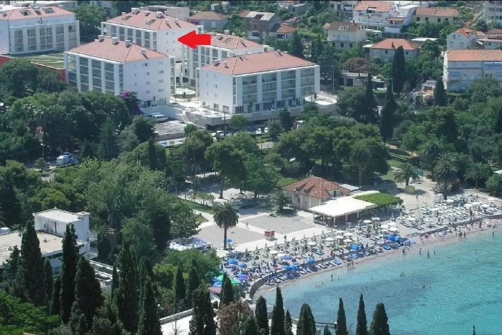 een luchtzicht op een strand met parasols bij Antonio's Luxury Suites in Dubrovnik