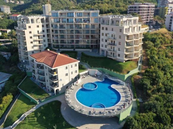 Bazén v ubytování Апартаменты в комлексе Belvedere Residence Бечичи nebo v jeho okolí