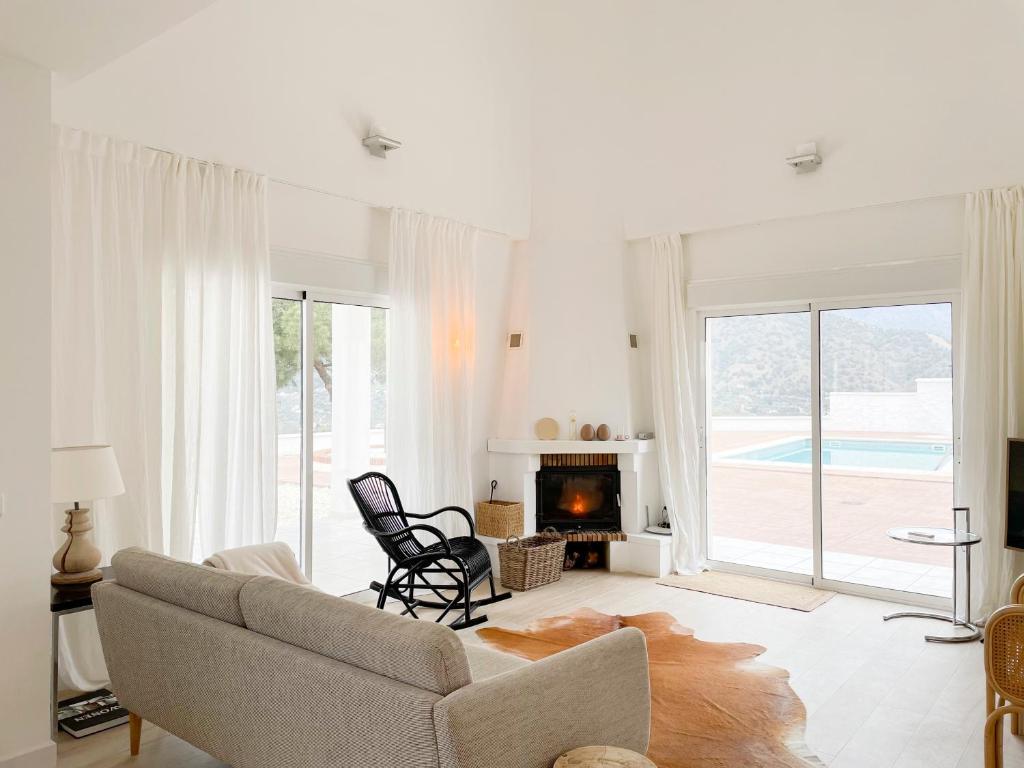 Posezení v ubytování Luxury villa - breathtaking views - hot tub - 15' to beach