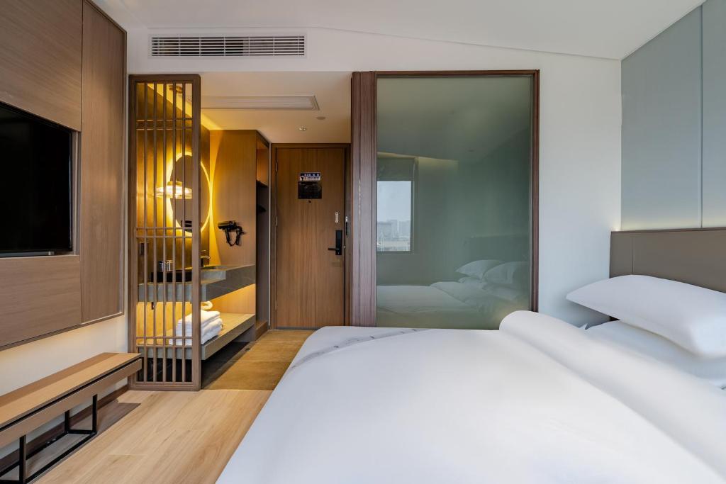 Postel nebo postele na pokoji v ubytování Elong RuiYun Hotel Fuyang Normal University