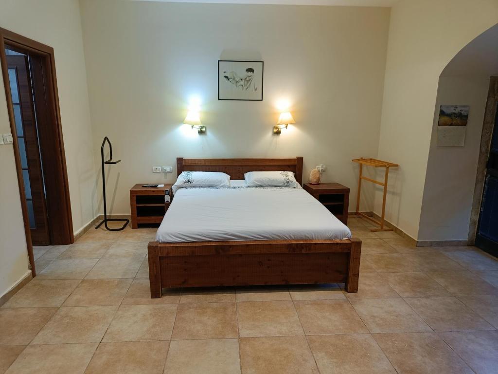 En eller flere senge i et værelse på Landscape&Parking&Garden in Ein Kerem Jerusalem