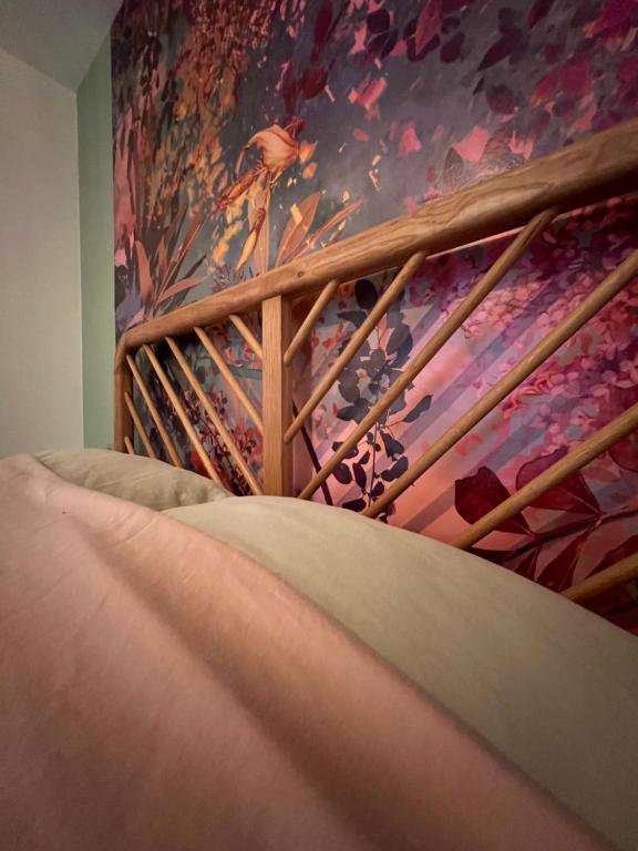 - une chambre ornée d'une fresque murale représentant des fleurs dans l'établissement Cocon sur la Route des Vins, à Gertwiller