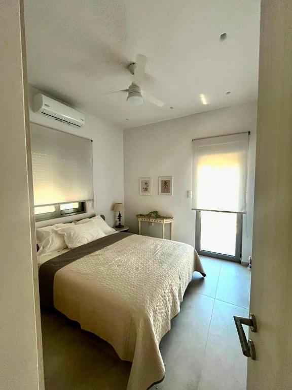 A bed or beds in a room at Villa Isabella Aegina