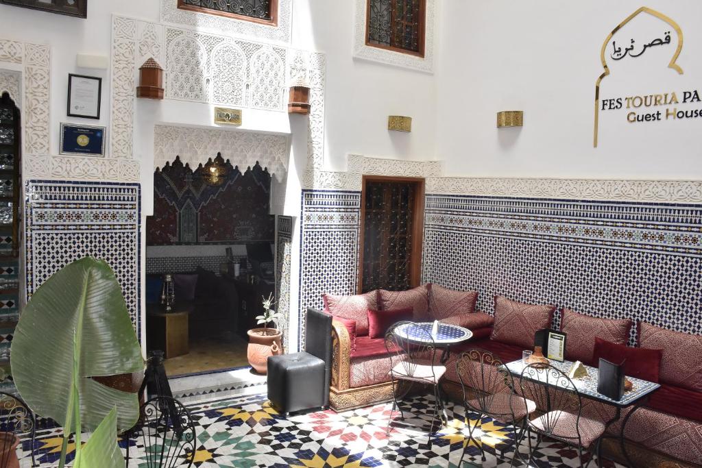 Posezení v ubytování Riad Fes Touria Palace