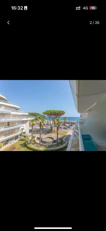 - une vue depuis la fenêtre d'un bâtiment avec des arbres dans l'établissement Superbe appartement en front de plage, à Fréjus