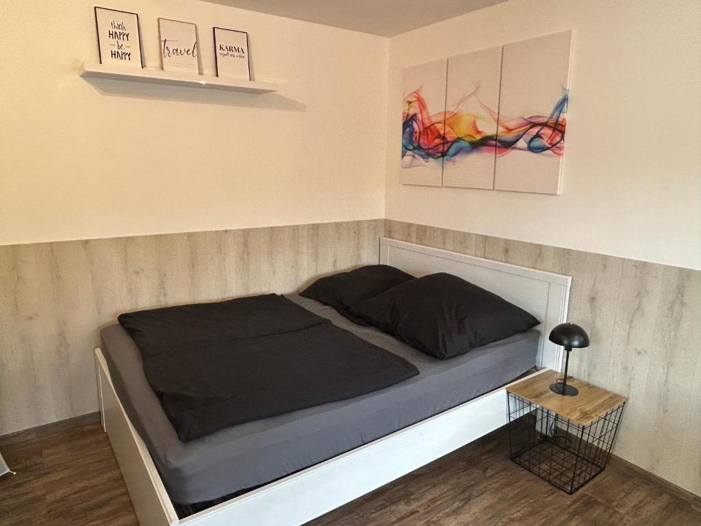 Schlafzimmer mit einem großen Bett und einem Tisch in der Unterkunft Charmanter Rückzugsort Parkplatz Küche eigener Eingang in Nümbrecht