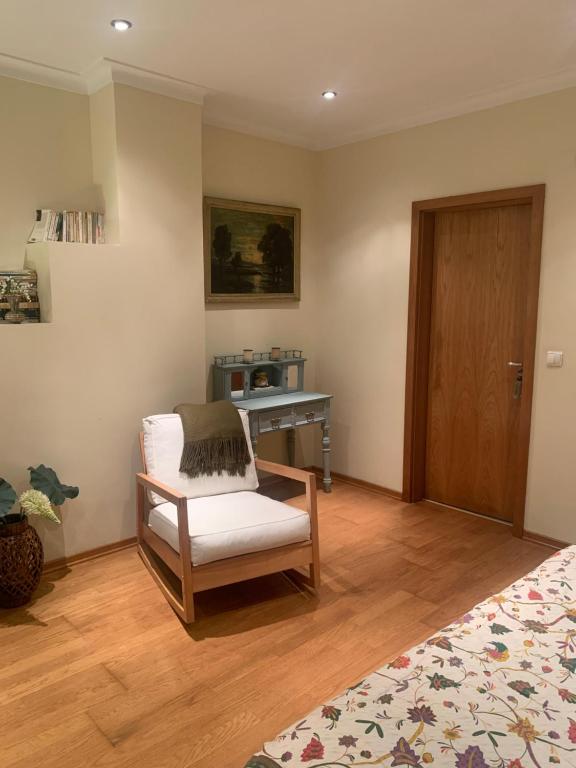 a living room with a chair and a desk at A Casa do Lagar in Azeitao